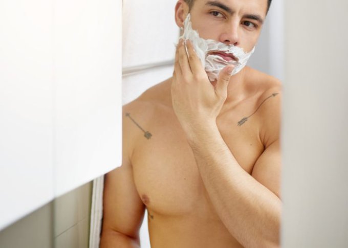 Mężczyzna nakłada piankę do golenia zwiększającą komfort golenia