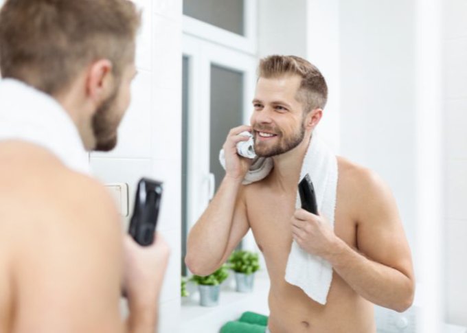 Mężczyzna przygotowuje się do samodzielnego strzyżenia brody