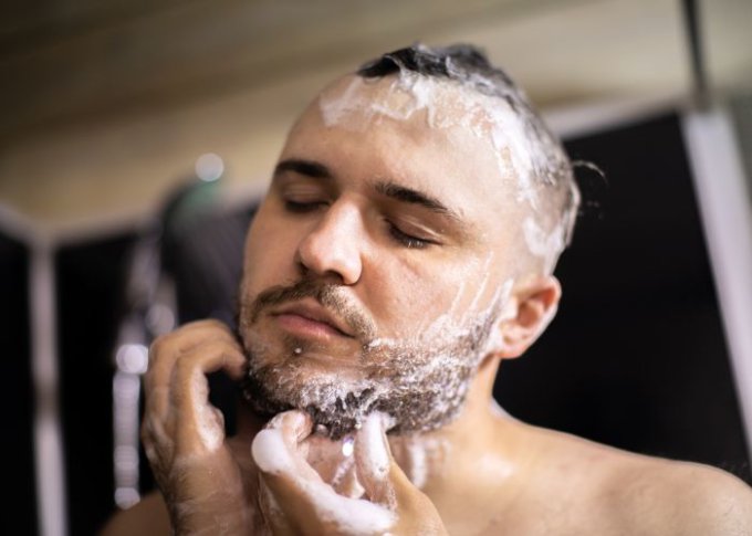 Mężczyzna stosuje szampon do brody